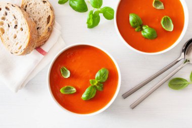 domates çorbası düz beyaz backgorund üzerinde yatıyordu