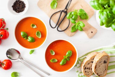 domates çorbası düz beyaz backgorund üzerinde yatıyordu