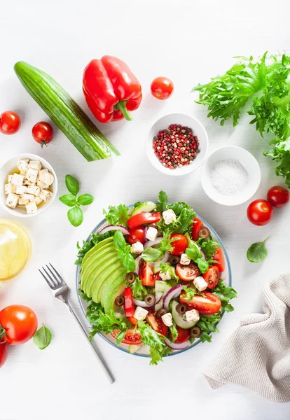 Salada Tomate Abacate Estilo Grego Com Queijo Feta Azeitonas Pepino — Fotografia de Stock