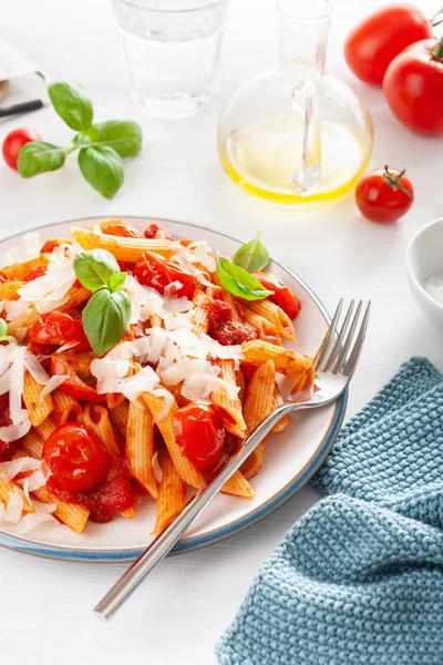 Italienska Penne Pasta Med Tomater Parmesan Basilika — Stockfoto