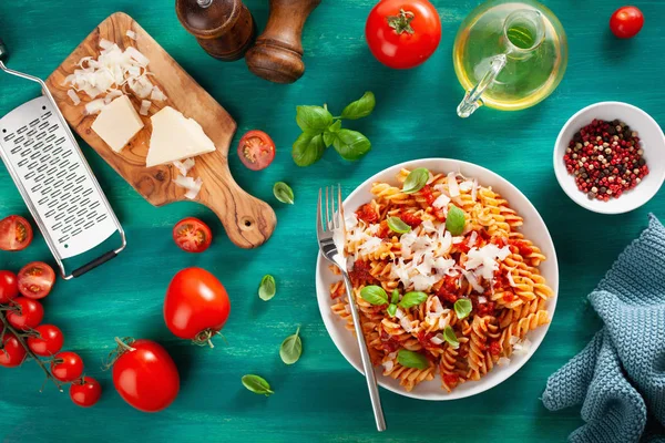 Gezonde Fusilli Pasta Met Tomaat Saus Parmezaanse Basilicum — Stockfoto