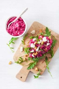 Pancar ve beyaz peynirli sandviç ceviz ve roket