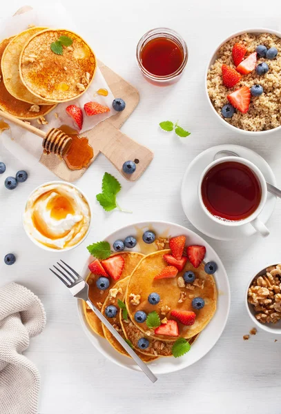 Pfannkuchen Mit Heidelbeerhonig Und Quinoa Zum Frühstück — Stockfoto