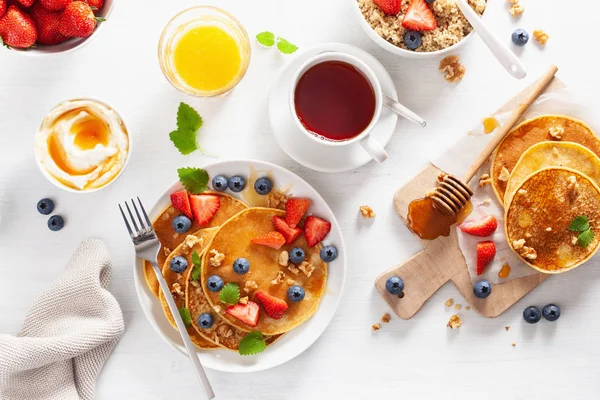 いちごブルーベリー蜂蜜とキノアは 朝食のパンケーキ — ストック写真