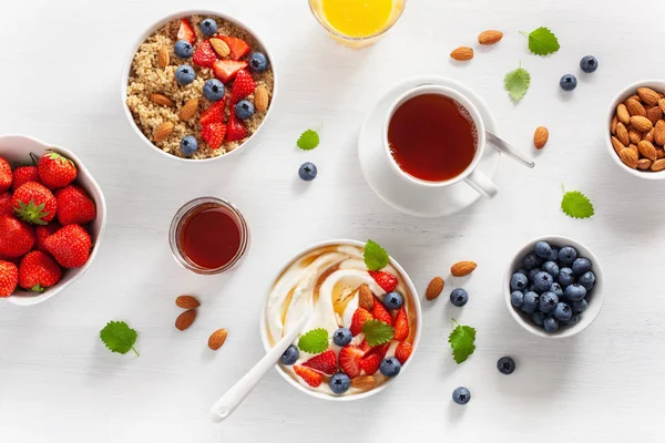 Yaourt Aux Fraises Miel Myrtille Amande Quinoa Pour Petit Déjeuner — Photo