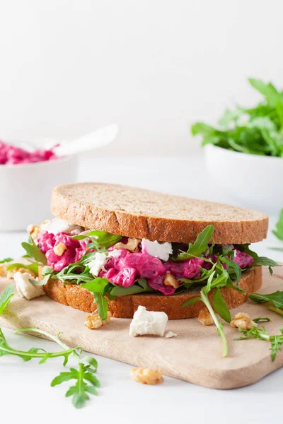 Rode Biet Feta Kaas Sandwich Met Walnoten Raket — Stockfoto