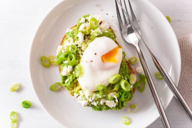 haşlanmış yumurta ve beyaz peynir ile kahvaltı avokado sandviç