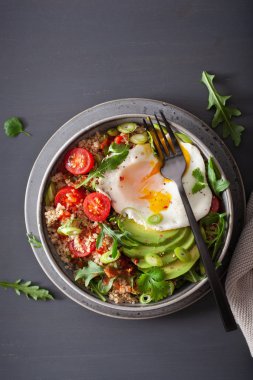 Sahanda yumurta, avokado, domates, roket ile Quinoa kase. Sağlıklı vejetaryen yemek