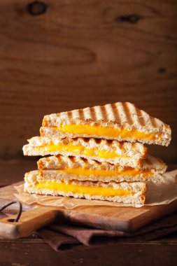 ızgara peynir sandviç rustik kahverengi zemin üzerine