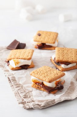 ev yapımı lokum şekerleme kraker çikolata ile