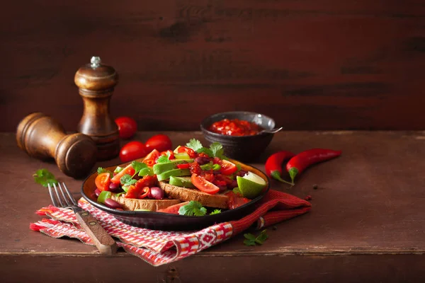 Sanduíche Feijão Abacate Mexicano Com Cebolinha Tomate — Fotografia de Stock