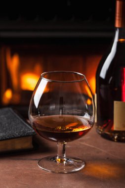 Cam şömine önünde konyak