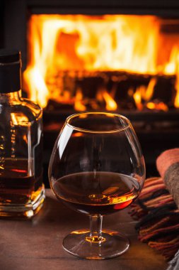 Cam şömine önünde konyak