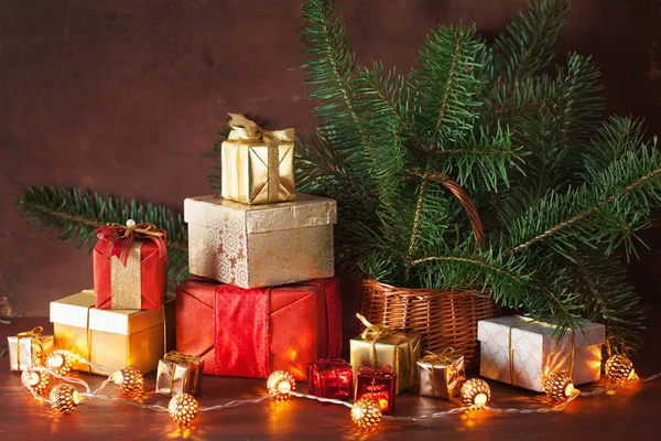 クリスマスプレゼント箱とデコレーションライト — ストック写真