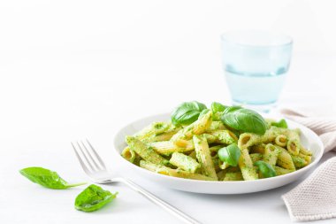 Ispanak fesleğen pesto soslu penne makarna