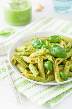 Ispanak fesleğen pesto soslu penne makarna