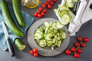 Salatalık sebze spiralizer ile spiralizing