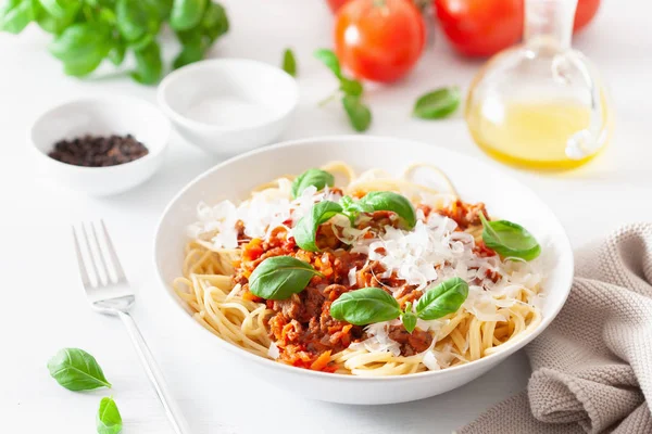 Spaghetti Bolognese Met Basilicum Parmezaanse Kaas Italiaanse Pasta — Stockfoto