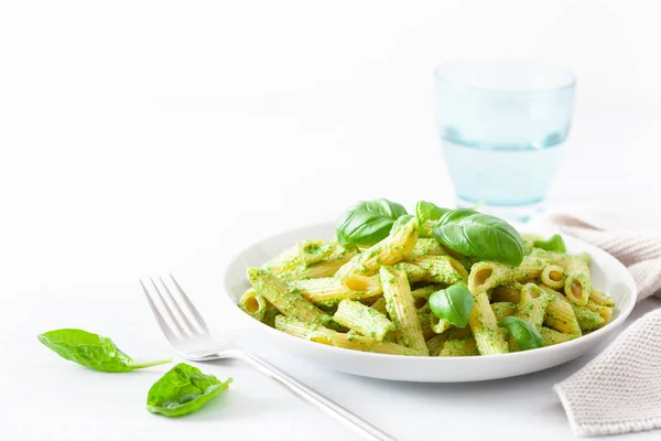 Makaron Penne Sosem Pesto Szpinak Bazylia — Zdjęcie stockowe