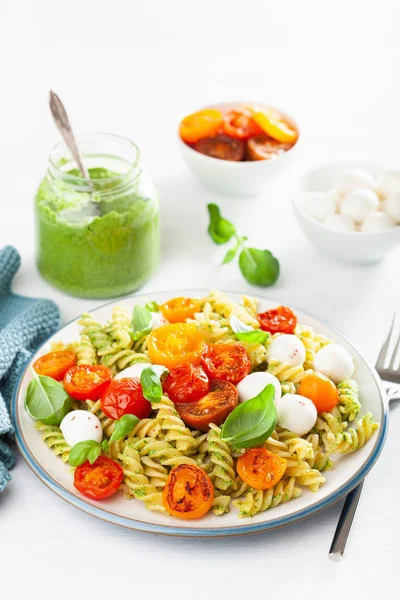 Makaron Fusilli Zdrowy Sosem Pesto Pieczone Pomidory Mozzarella — Zdjęcie stockowe