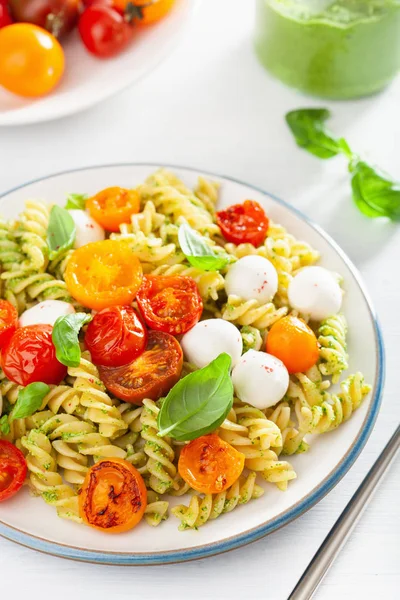 Makaron Fusilli Zdrowy Sosem Pesto Pieczone Pomidory Mozzarella — Zdjęcie stockowe