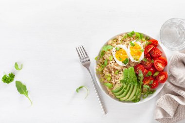 haşlanmış yumurta, avokado, domates, roka ile Quinoa. sağlıklı kahvaltı