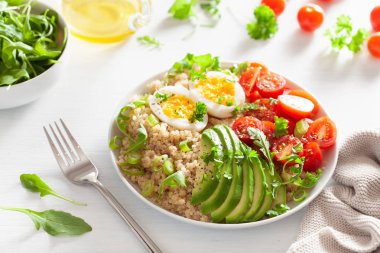 haşlanmış yumurta, avokado, domates, roka ile Quinoa. sağlıklı kahvaltı