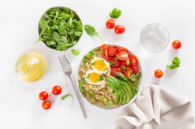 haşlanmış yumurta, avokado, domates, roka ile Quinoa. sağlıklı kahvaltı