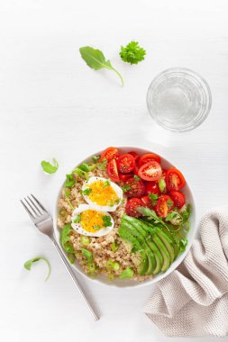 haşlanmış yumurta, avokado, domates, roka ile Quinoa. sağlıklı kahvaltı