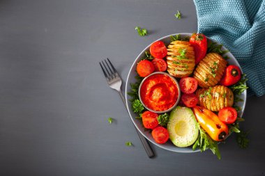vegan Buda kase. hasselback patates, avokado, domates, biber, biber sosu ile sağlıklı öğle yemeği kase