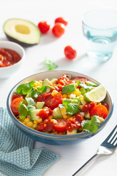 Salada Tomate Saudável Vegan Abacate Sweetcorn — Fotografia de Stock