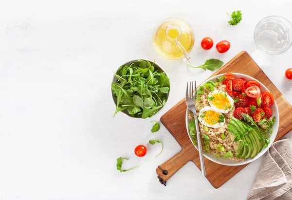 haşlanmış yumurta, avokado, domates, roka ile Quinoa. sağlıklı kahvaltı