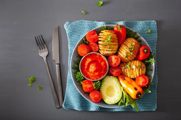 Vegan Βούδας Μπολ Υγιεινό Γεύμα Μπολ Hasselback Πατάτες Αβοκάντο Ντομάτα — Φωτογραφία Αρχείου