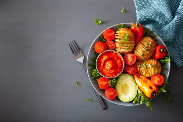 Cuenco Buddha Vegano Tazón Almuerzo Saludable Con Papas Hasselback Aguacate —  Fotos de Stock