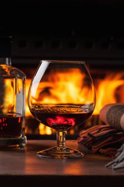 Cam şömine önünde konyak