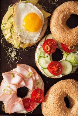 sandviç simit üzerinde çeşitli: yumurta, avokado, jambon, domates, peynir, Yonca filizi