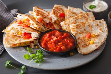 Mexican quesadilla tavuk, domates, Mısır ve peynir ile