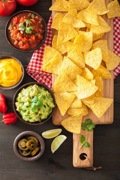 Mexikói Nachos Tortilla Chips Guacamole Salsa Sajt Dip — Stock Fotó