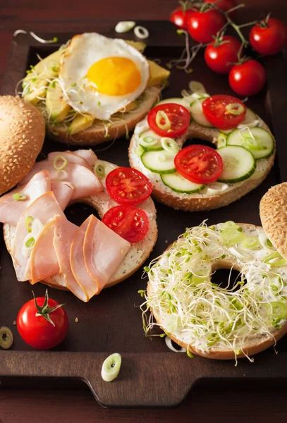 Varietà Panini Bagel Uova Avocado Prosciutto Pomodoro Formaggio Morbido Germogli — Foto Stock