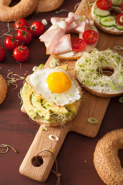 Diverse Broodjes Bagels Avocado Ham Tomaat Zachte Kaas Alfalfa Spruiten — Stockfoto