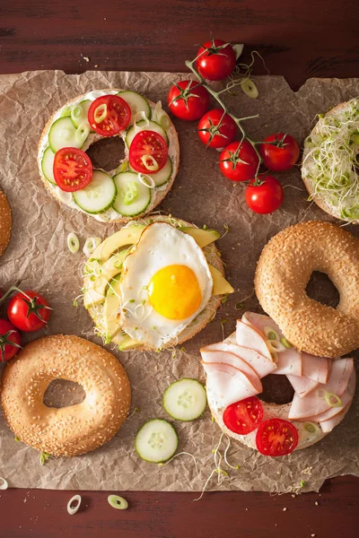 Diverse Broodjes Bagels Avocado Ham Tomaat Zachte Kaas Alfalfa Spruiten — Stockfoto