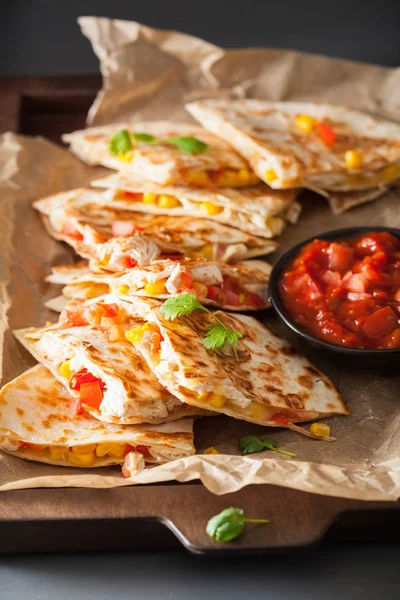 Mexikanische Quesadilla Mit Huhn Tomate Mais Und Käse — Stockfoto