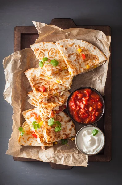 Quesadilla Mexicana Con Pollo Tomate Maíz Dulce Queso — Foto de Stock