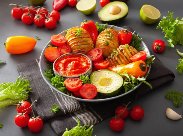 Wegańskie Buddha Bowl Zdrowe Lunch Miska Hasselback Ziemniaków Avocado Pomidor — Zdjęcie stockowe