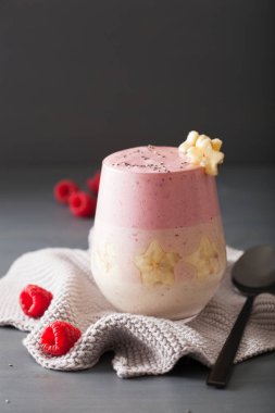 sağlıklı katmanlı ahududu muz smoothie cam