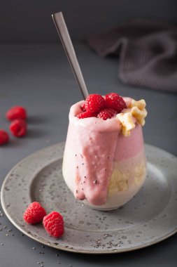 sağlıklı katmanlı ahududu muz smoothie cam