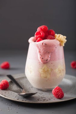 sağlıklı katmanlı ahududu muz smoothie cam