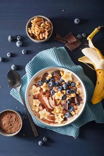 Friska Banana Smoothie Bowl Med Blåbär Choklad Valnötter — Stockfoto