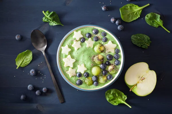Gesunde Grüne Spinat Smoothie Schüssel Mit Blaubeere Apfelsternen Kiwi Chiasamen — Stockfoto