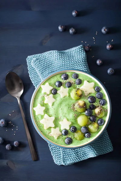 Zdravý Špenát Zelený Smoothie Mísa Borůvka Hvězdy Jablko Kiwi Semena — Stock fotografie